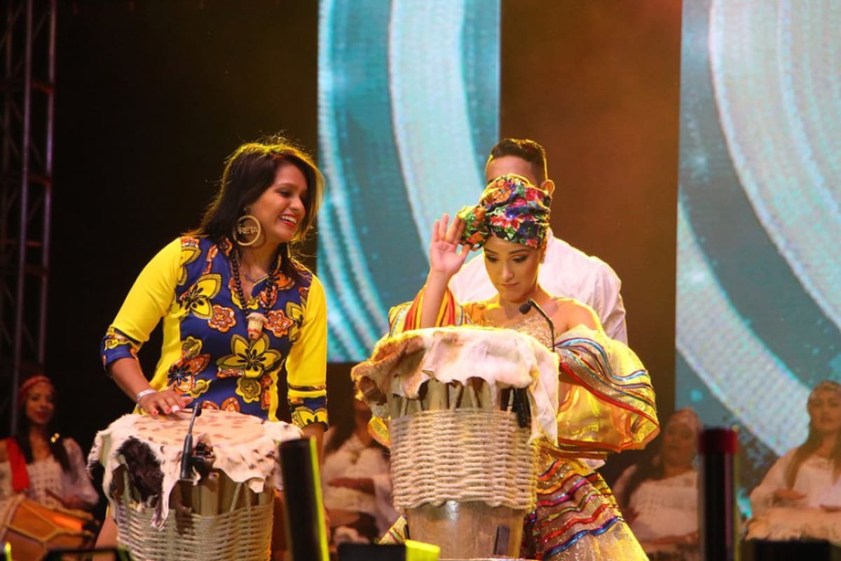 La reina del Carnaval de Barranquilla, Valeria Abuchaibe, encabezó la lectura del bando, primer evento oficial de las tradicionales festividades en esta ciudad del Caribe colombiano.