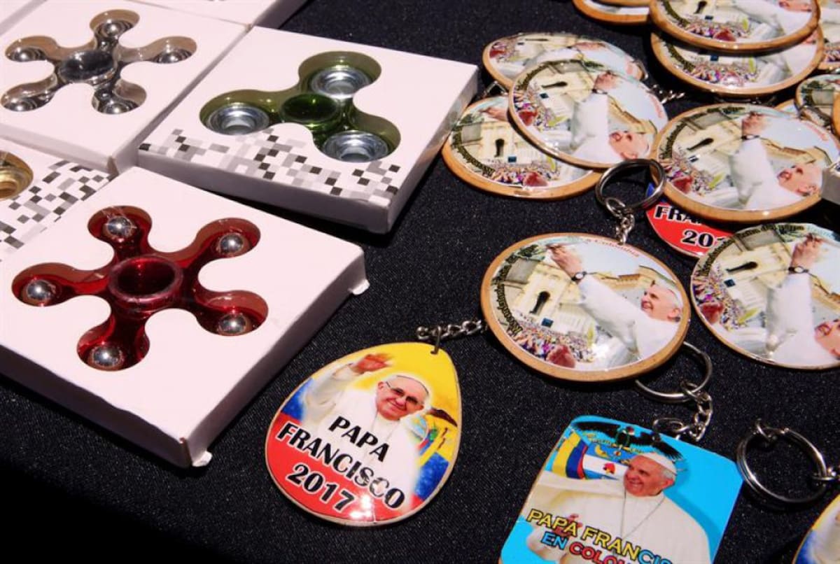 Las calles de Bogotá exhiben desde hace semanas gran cantidad de carteles con su figura y el lema de su viaje: "Demos el primer paso".