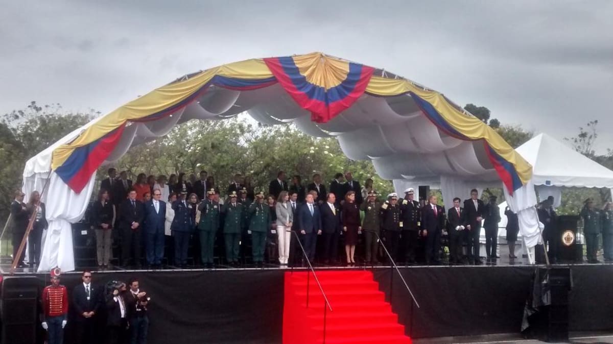 Miles de personas en todo el país se movilizan para observar los desfiles del 20 de julio.