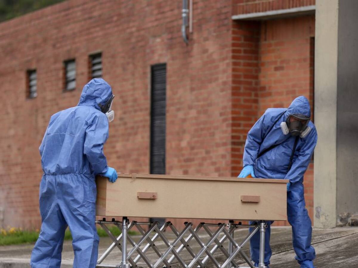 ¿Qué debe hacer si una persona muere en en casa a causa de COVID-19?