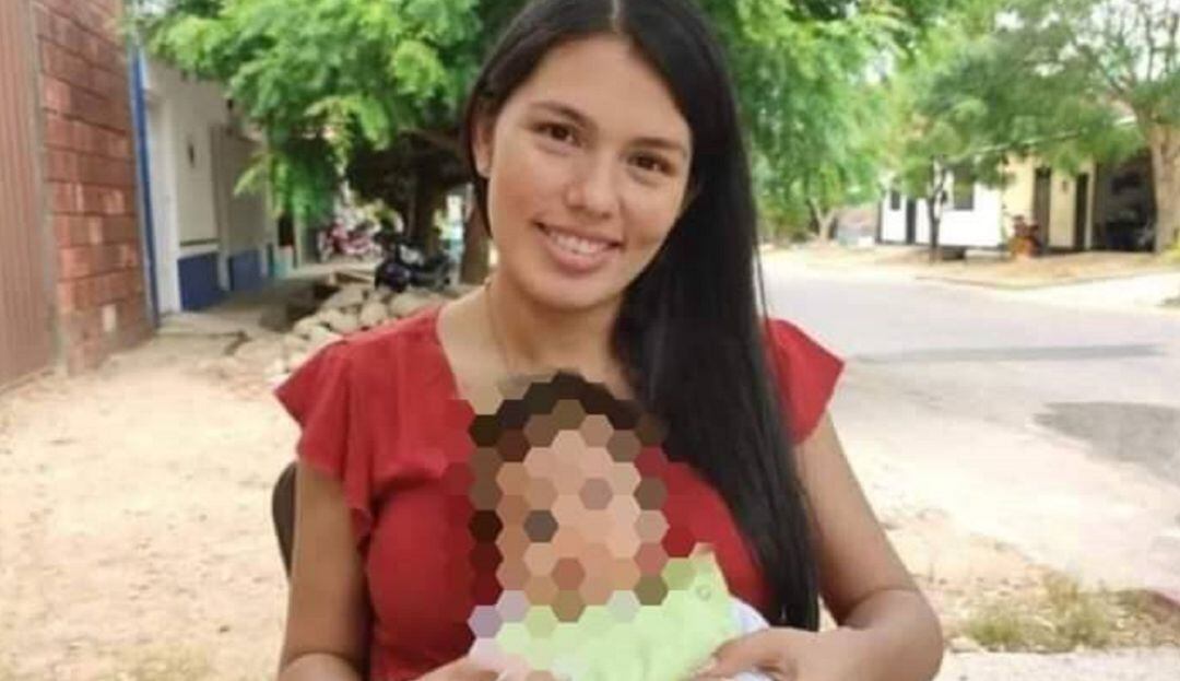 Foto de María Umbarila y su hija de tres meses de edad.