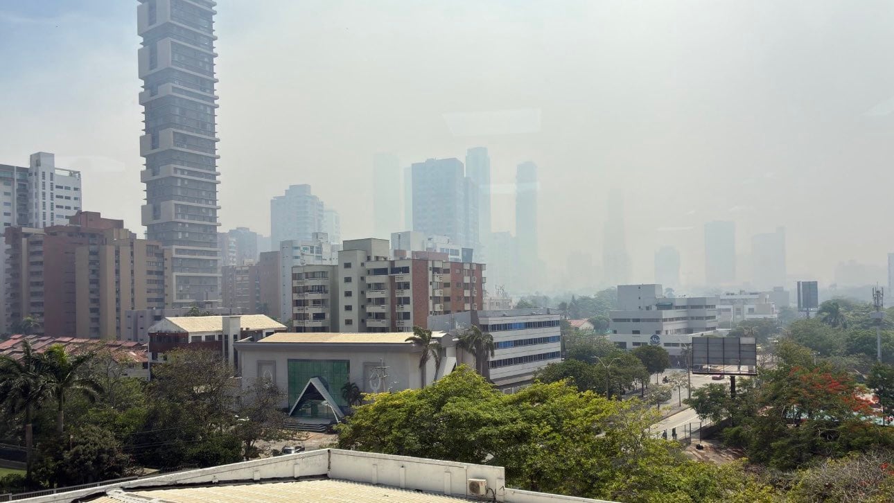Así luce la ciudad en medio del incendio forestal en el Parque Isla Salamanca. Foto: @Alexi2Castillo