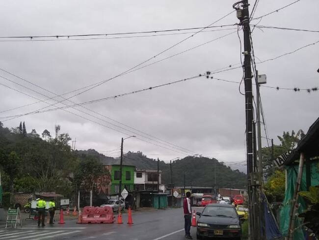 Comerciantes afectados por cierre de la vía a la Línea