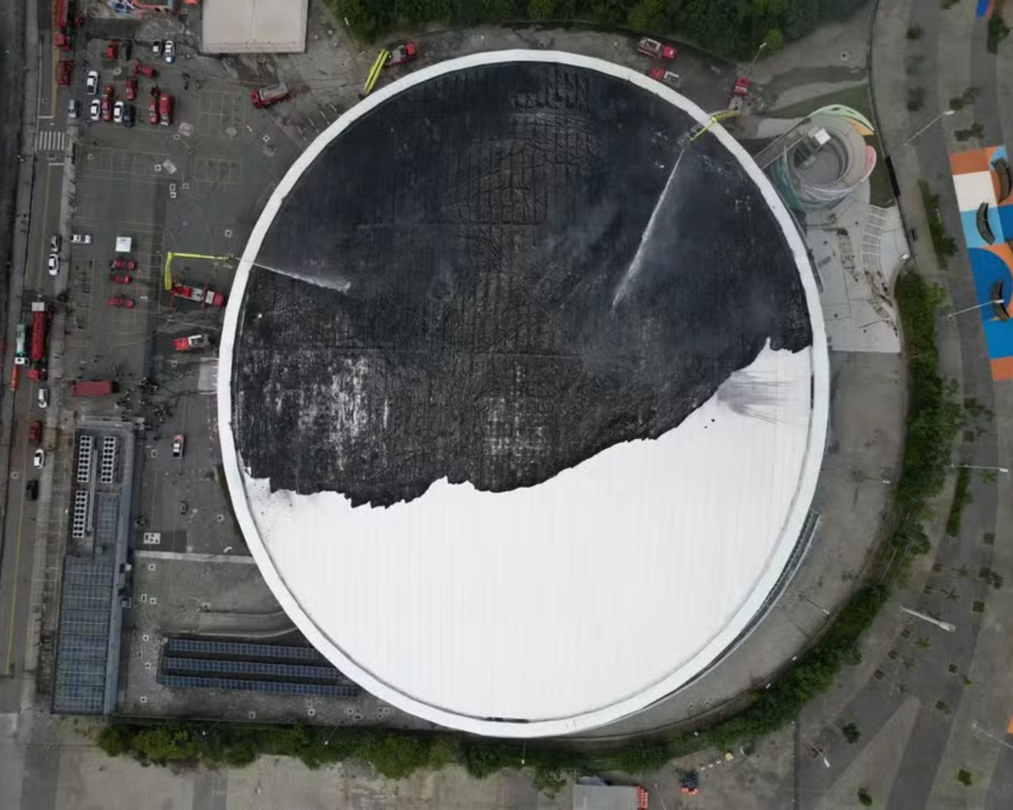 El Cuerpo de Bomberos de Río confirmó que el incendio se originó en el techo, que aun no se han determinado las causas y que se logró preservar la estructura del Museo Olímpico.
(Foto:   Cortesía)