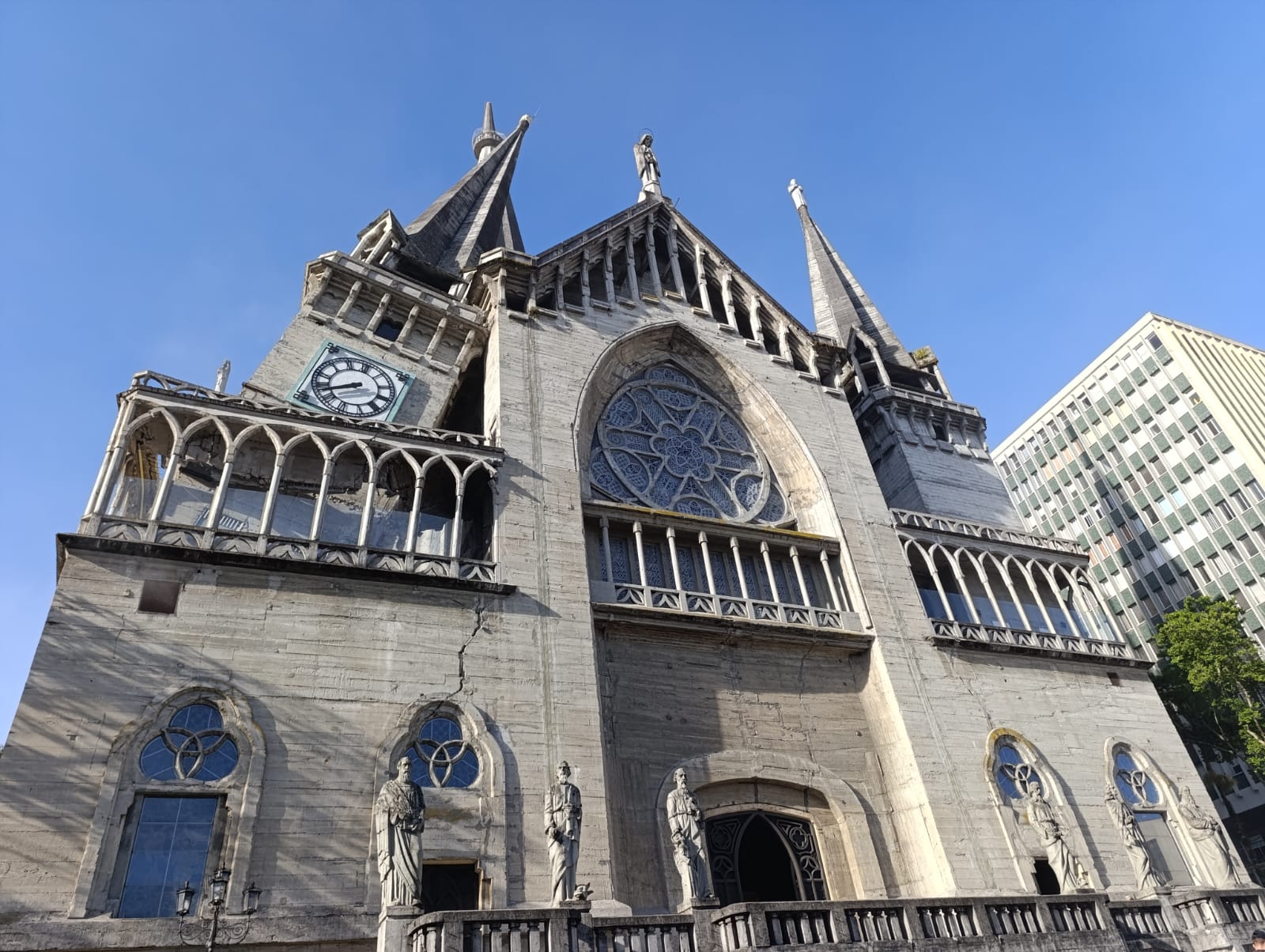Torre nororiental de la catedral de Manizales afectada por el terremoto del 10 de agosto de 2026.