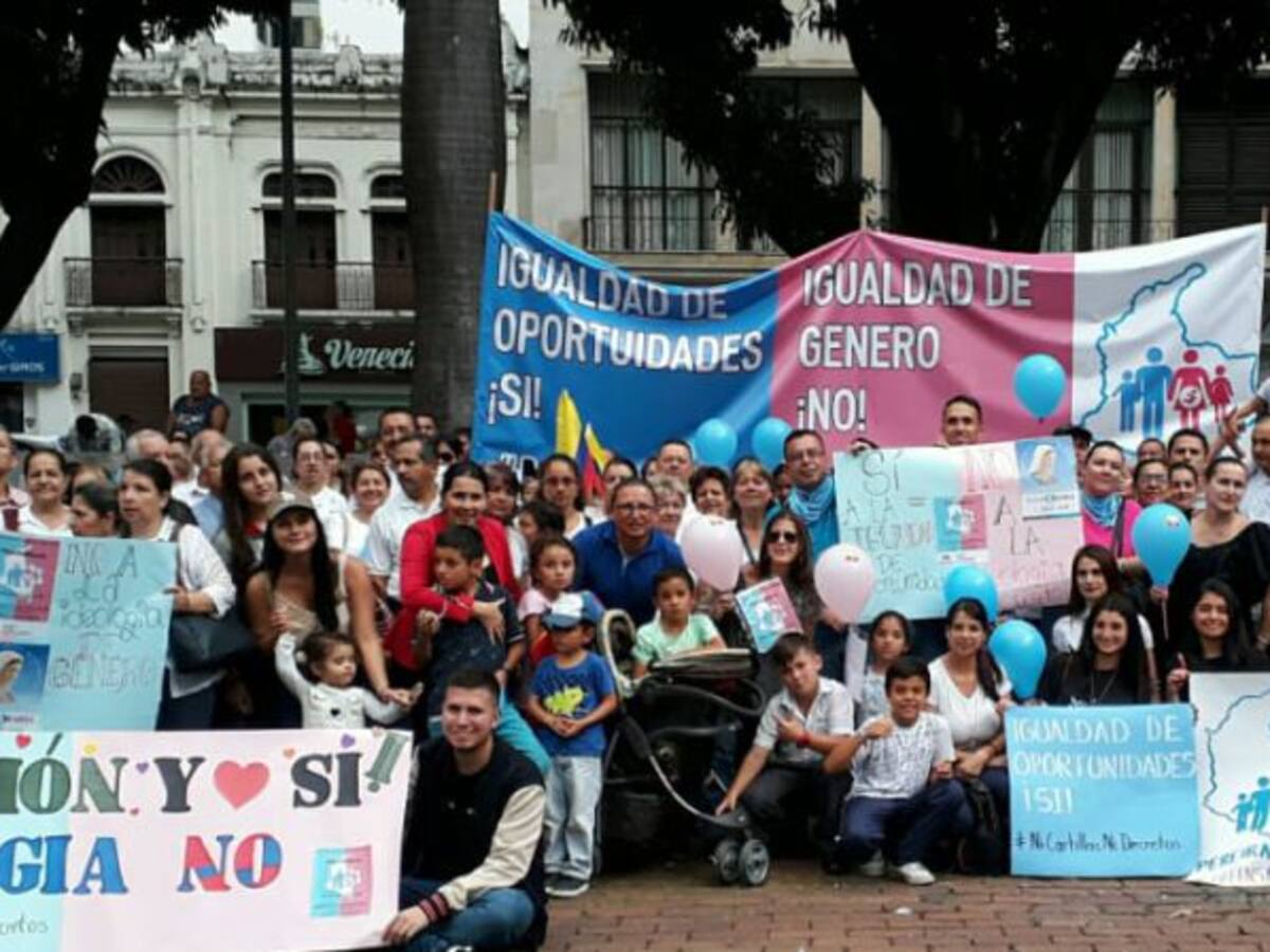 Con protestas rechazaron cartillas de ideología de género en Pereira