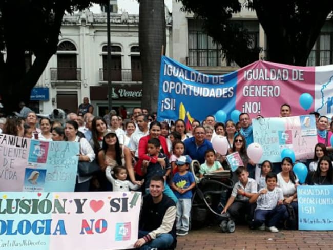 Con protestas rechazaron cartillas de ideología de género en Pereira