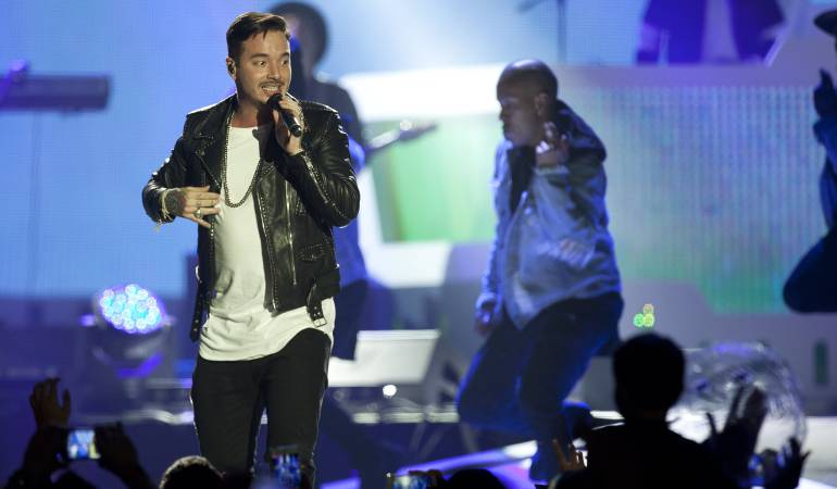 J Balvin también le canta al fútbol