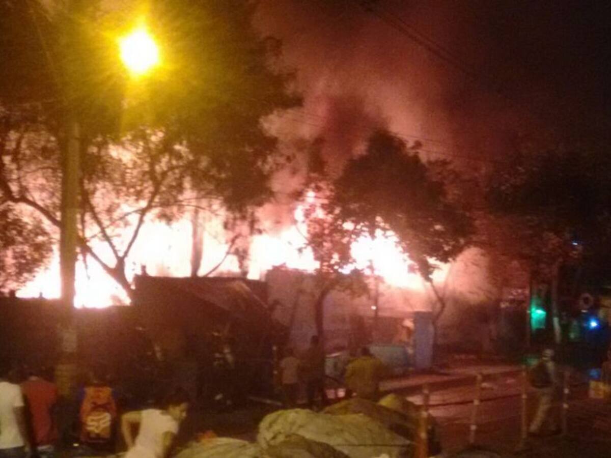 Gigantesco incendio se reportó en un parqueadero en Medellín