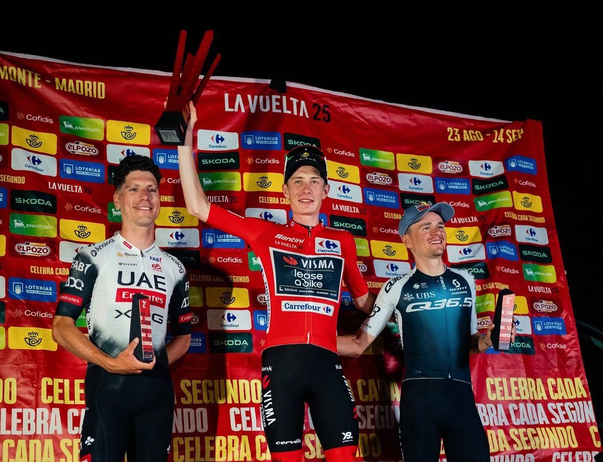 Jonas Vingegaard en el podio improvisado de la Vuelta a España junto a Joao Almeida y Tom Pidckoc / Instagram: Team Visma.