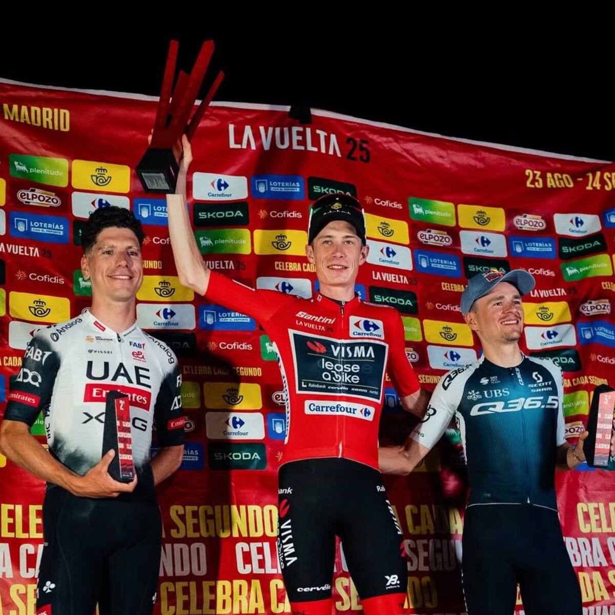 Video: Así fue el podio que improvisó el Visma para Jonas Vingegaard tras ganar la Vuelta a España