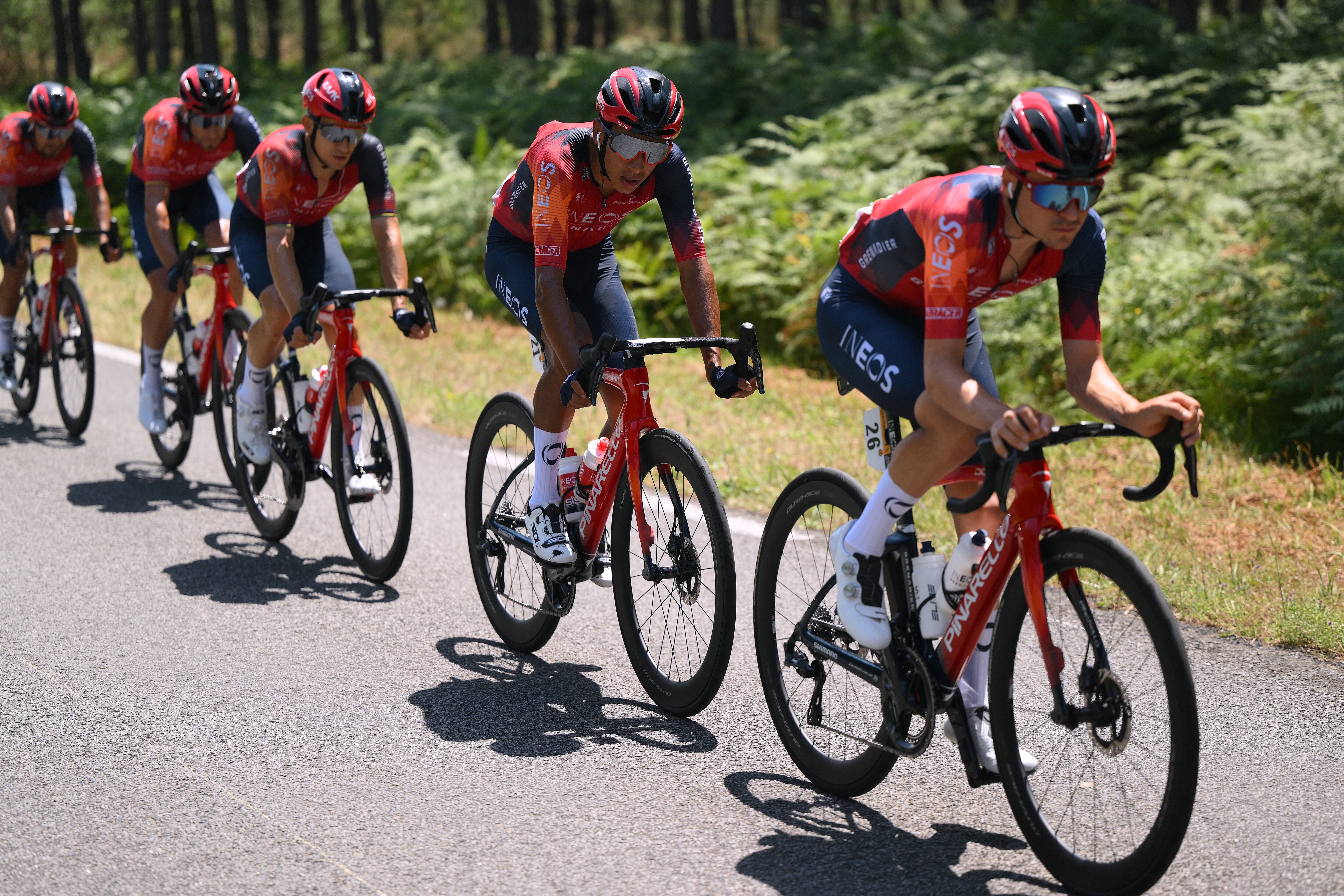 Egan Bernal y Thomas Pidcock, ciclistas del Ineos. (Photo by David Ramos/Getty Images).