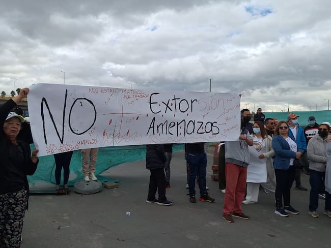 Fuerte congestión en la Avenida Cali en Bogotá: comerciantes protestan por extorsiones