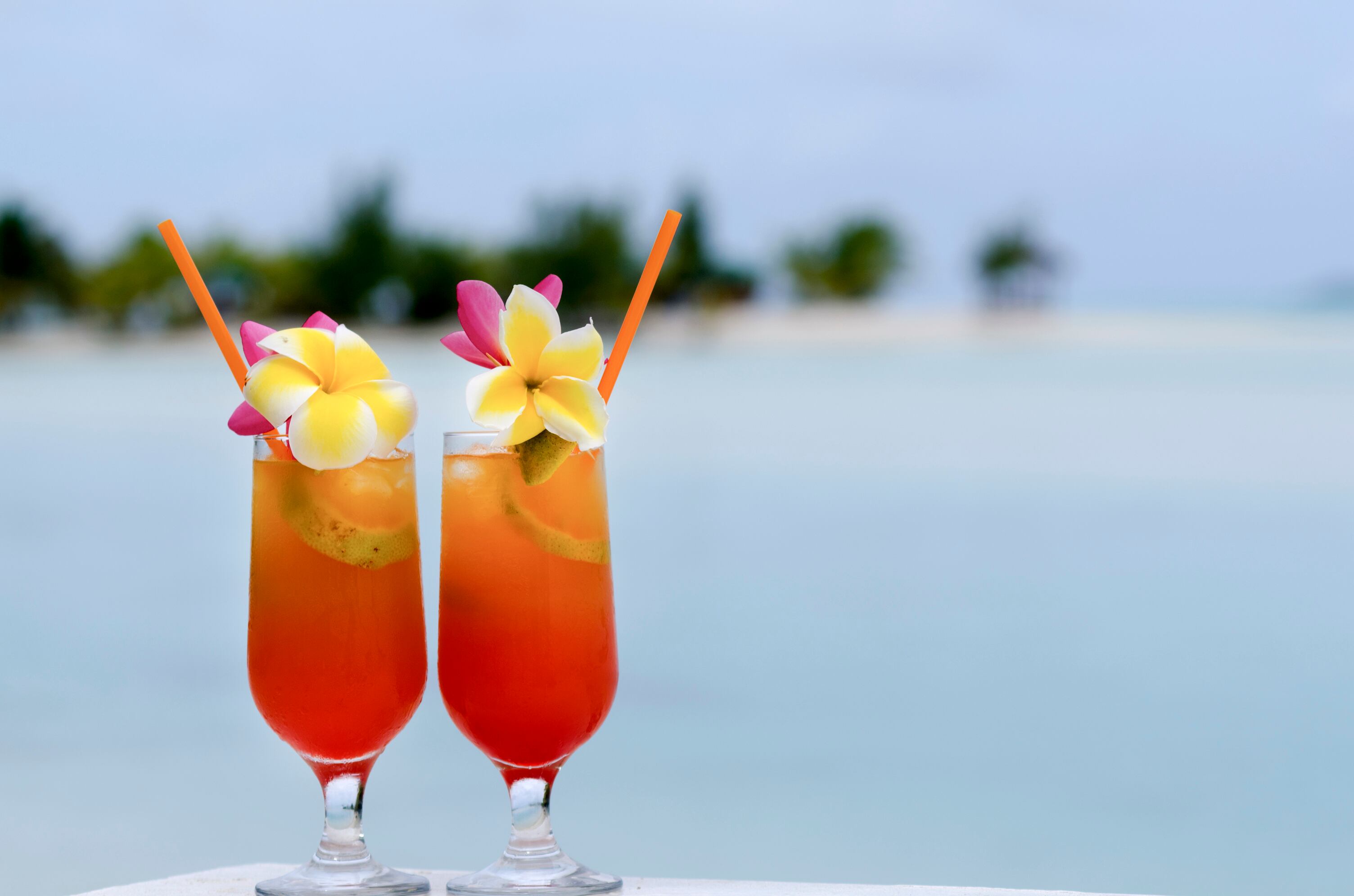 Cócteles tropicales servidos al aire libre en la laguna (Getty Images)