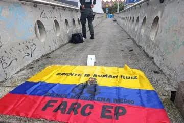 Bandera alusiva a las disidencias de las Farc, instalada en el sector Suramericana en Laureles. Foto: Cortesía.
