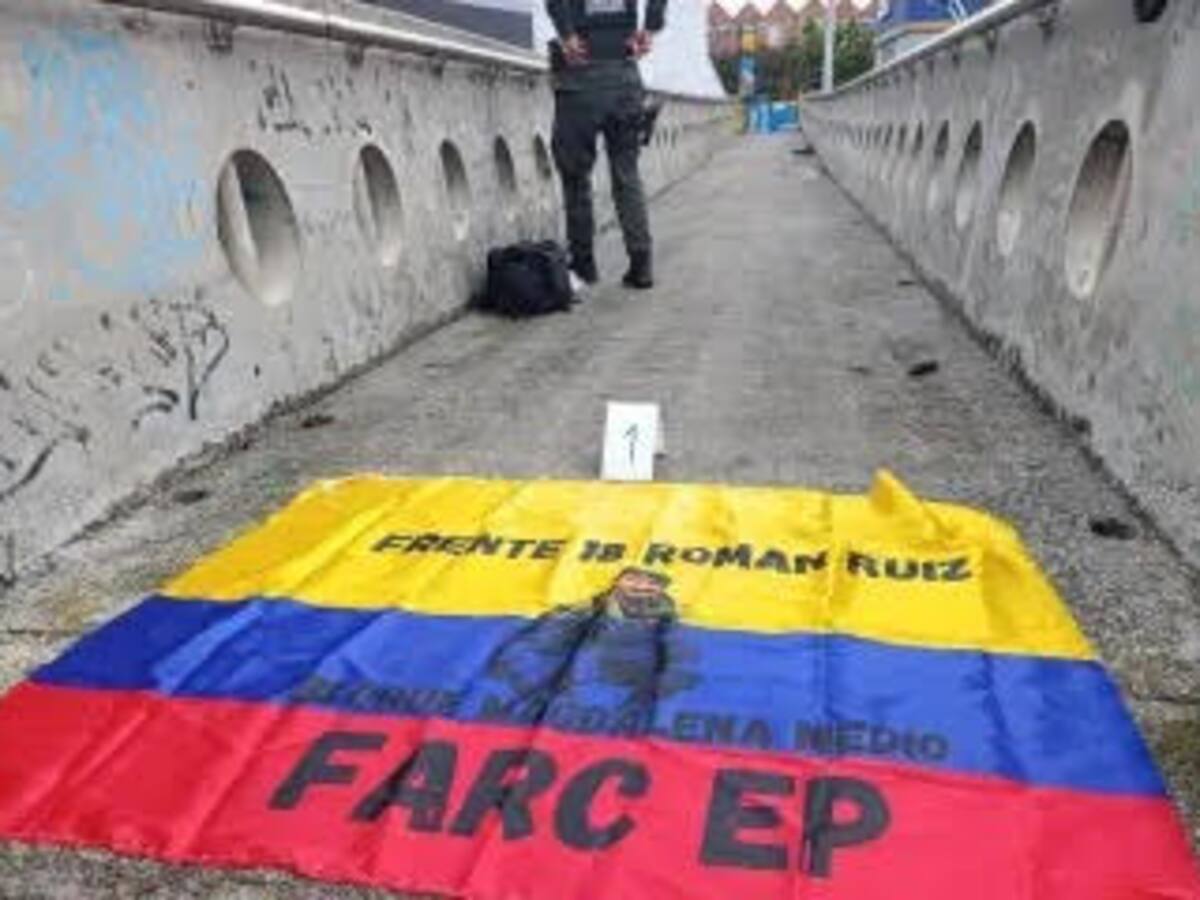 Investigan instalación de bandera de las disidencias de las Farc en un puente peatonal en Medellín