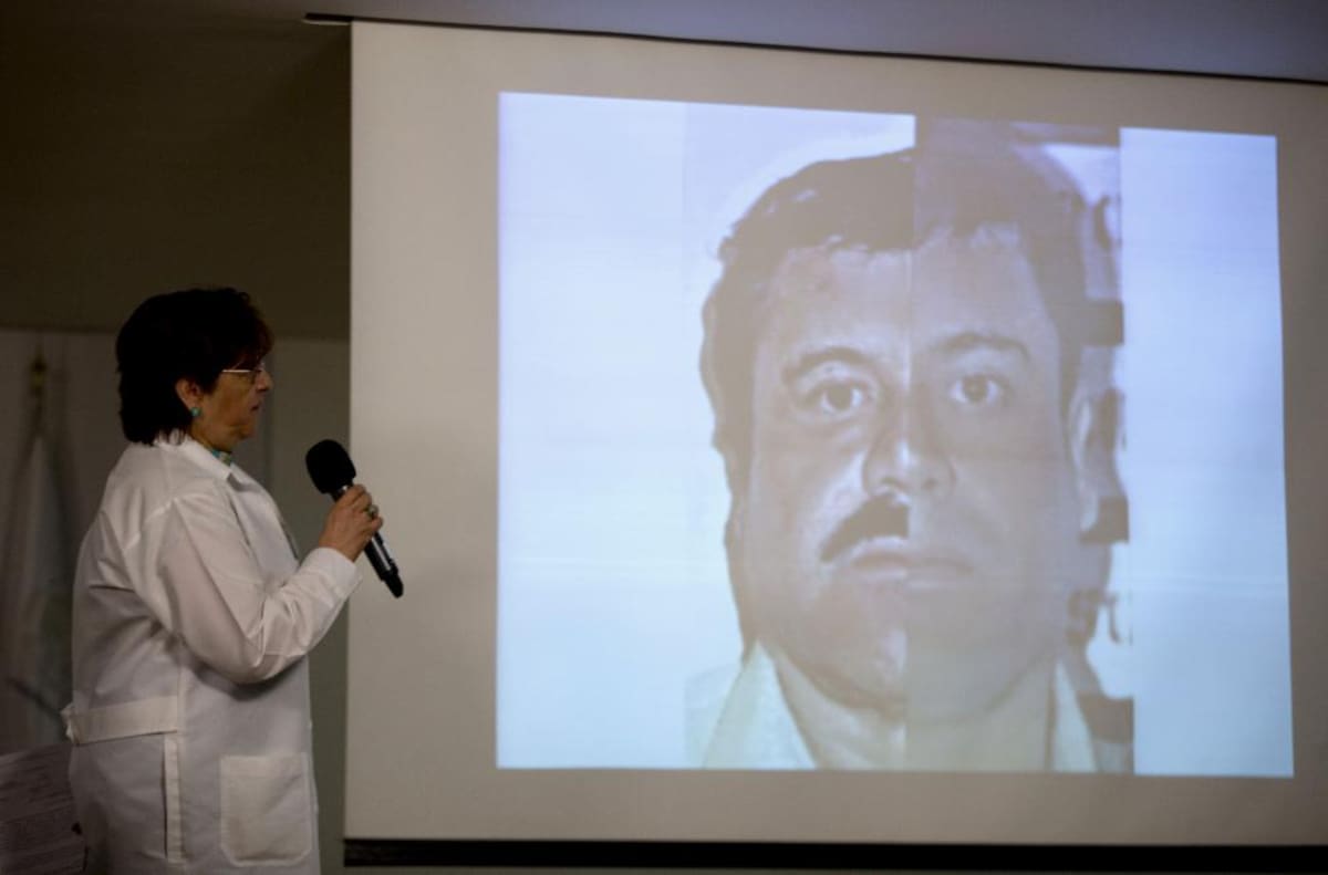 Sara Medina, de la fiscalía mexicana, muestra dos imágenes combinadas de Joaquín Guzmán Loera, alias El Chapo, en rueda de prensa en la Ciudad de México, el martes, 25 de febrero de 2014.
