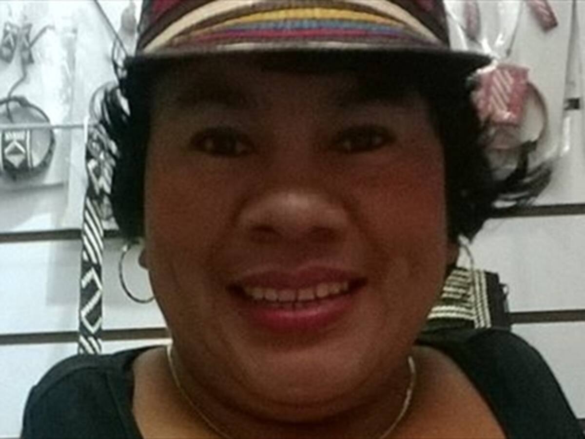 Odalis, la mujer que hace sombreros con los pies