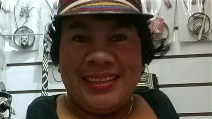 Odalis, la mujer que hace sombreros con los pies