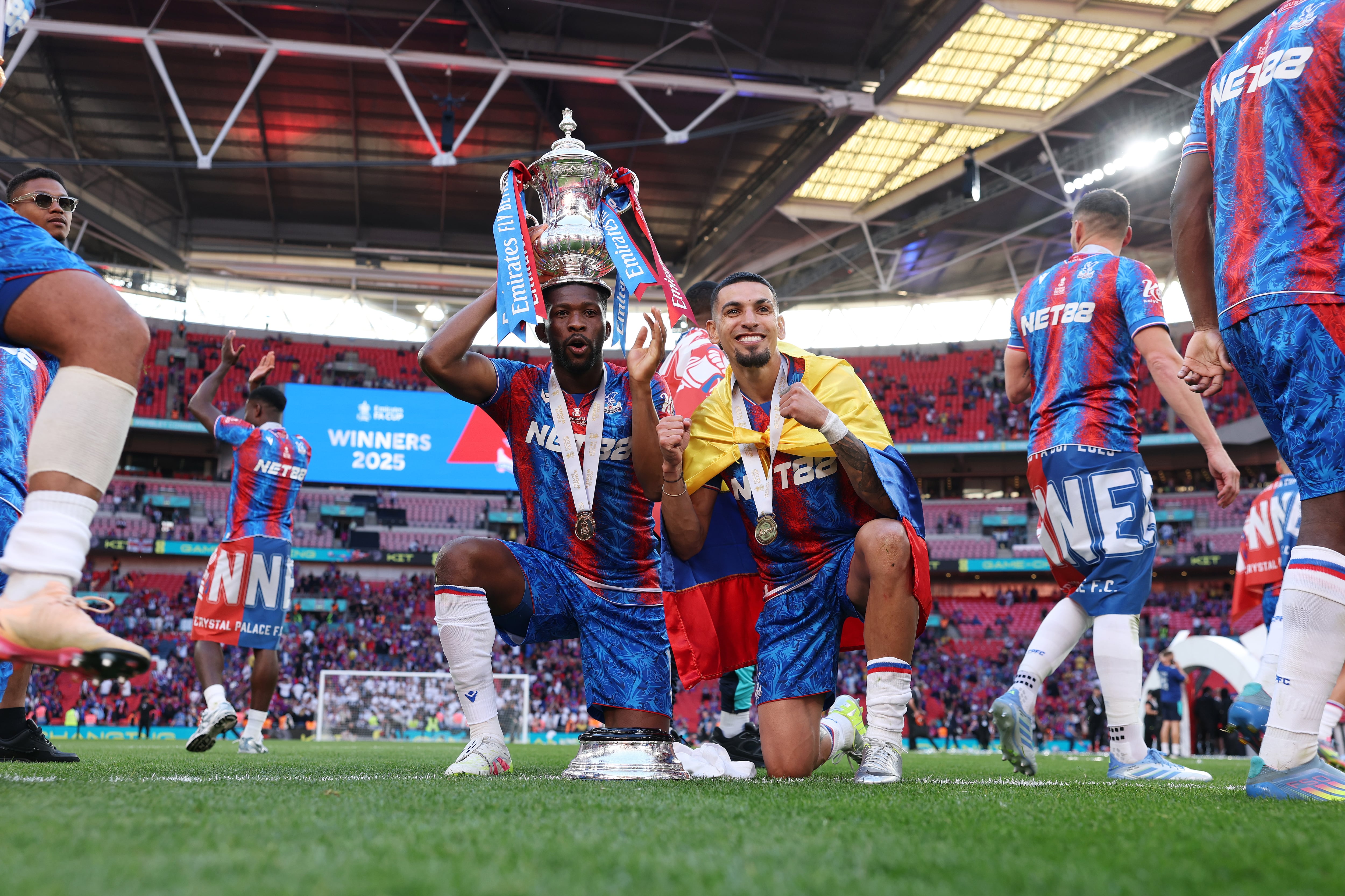 Jefferson Lerma y Daniel Muñoz en la consagración del Crystal Palace en la FA Cup. (Photo by Eddie Keogh - The FA/The FA via Getty Images)