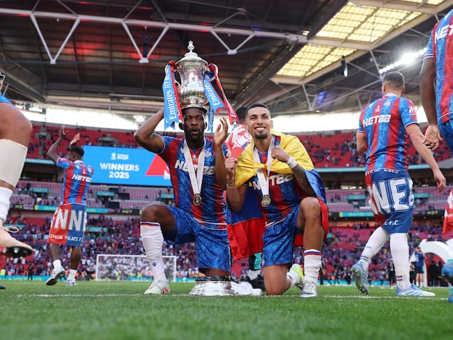 Jefferson Lerma y Daniel Muñoz en la consagración del Crystal Palace en la FA Cup. (Photo by Eddie Keogh - The FA/The FA via Getty Images)