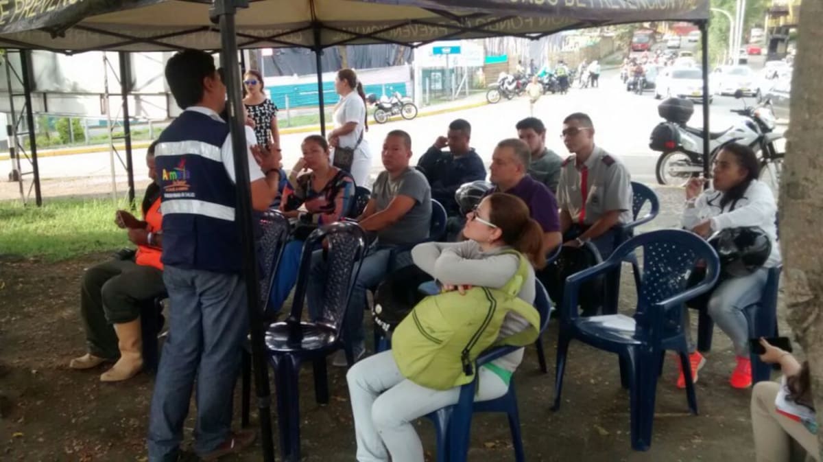 Personal de la secretaria de gobierno explica normas a conductores