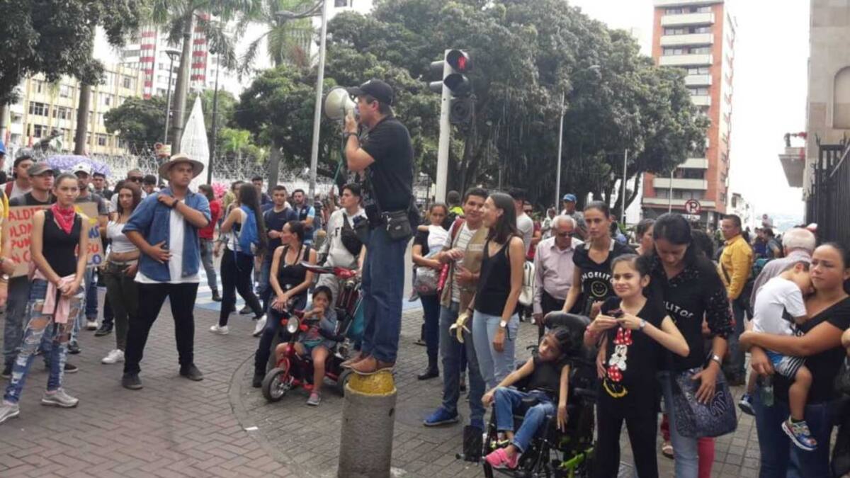 Plantón de padres de familia por el mal servicio de salud para sus hijos