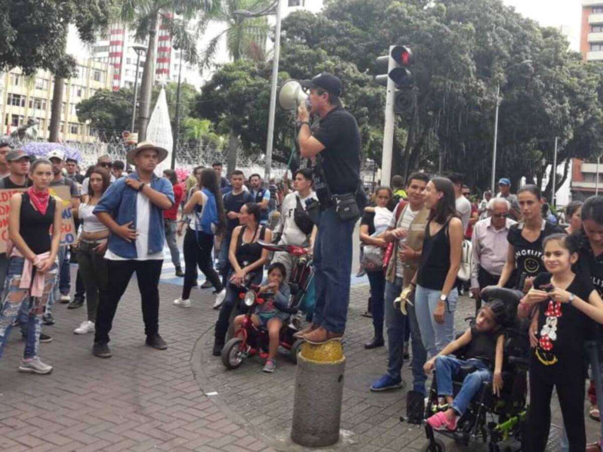 Plantón de padres de familia por el mal servicio de salud para sus hijos