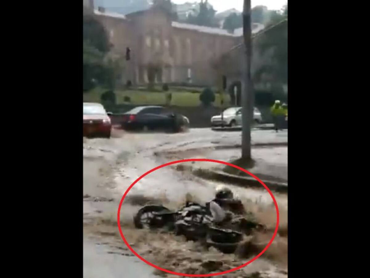 (VIDEO) Motociclista fue arrastrado por torrencial aguacero en Bogotá