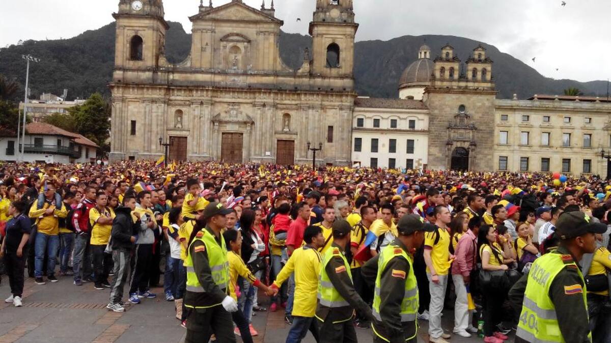 La plaza de Bolívar reúne a miles de hinchas de la selección.