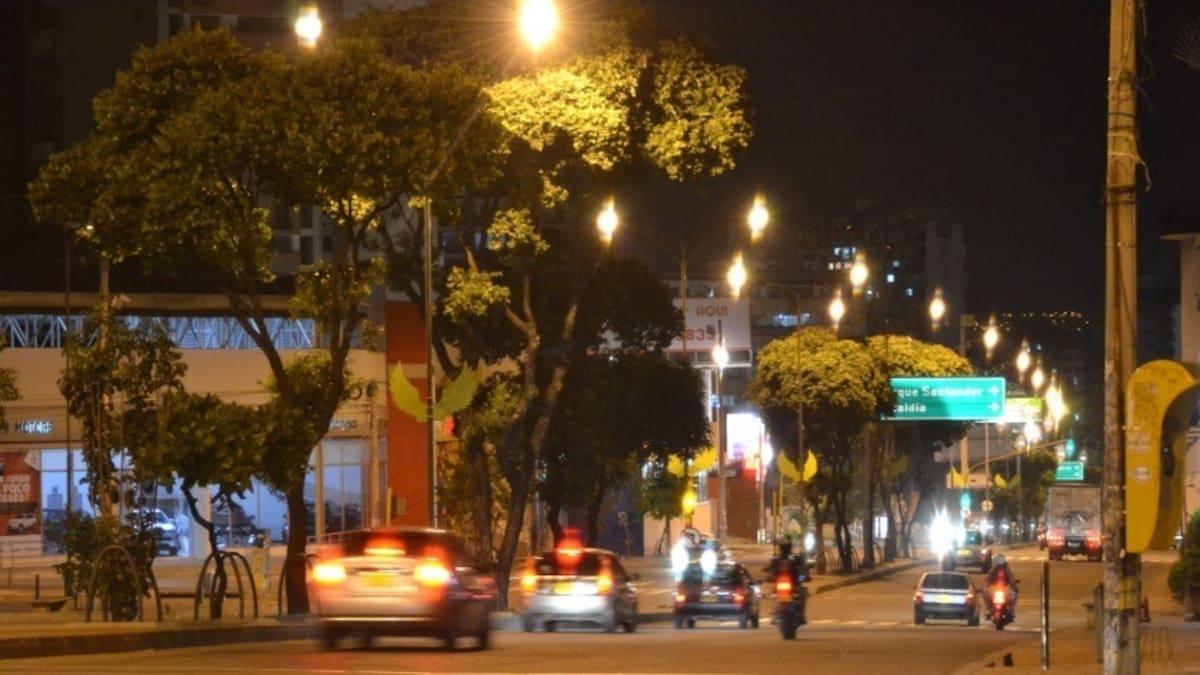 Inició el cambio de luminarias a luces LED sobre la carrera 27