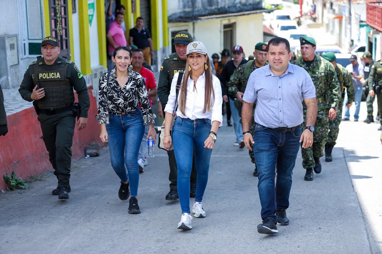 Gobernadora del Tolima Adriana Matiz Vargas en la población de Rioblanco