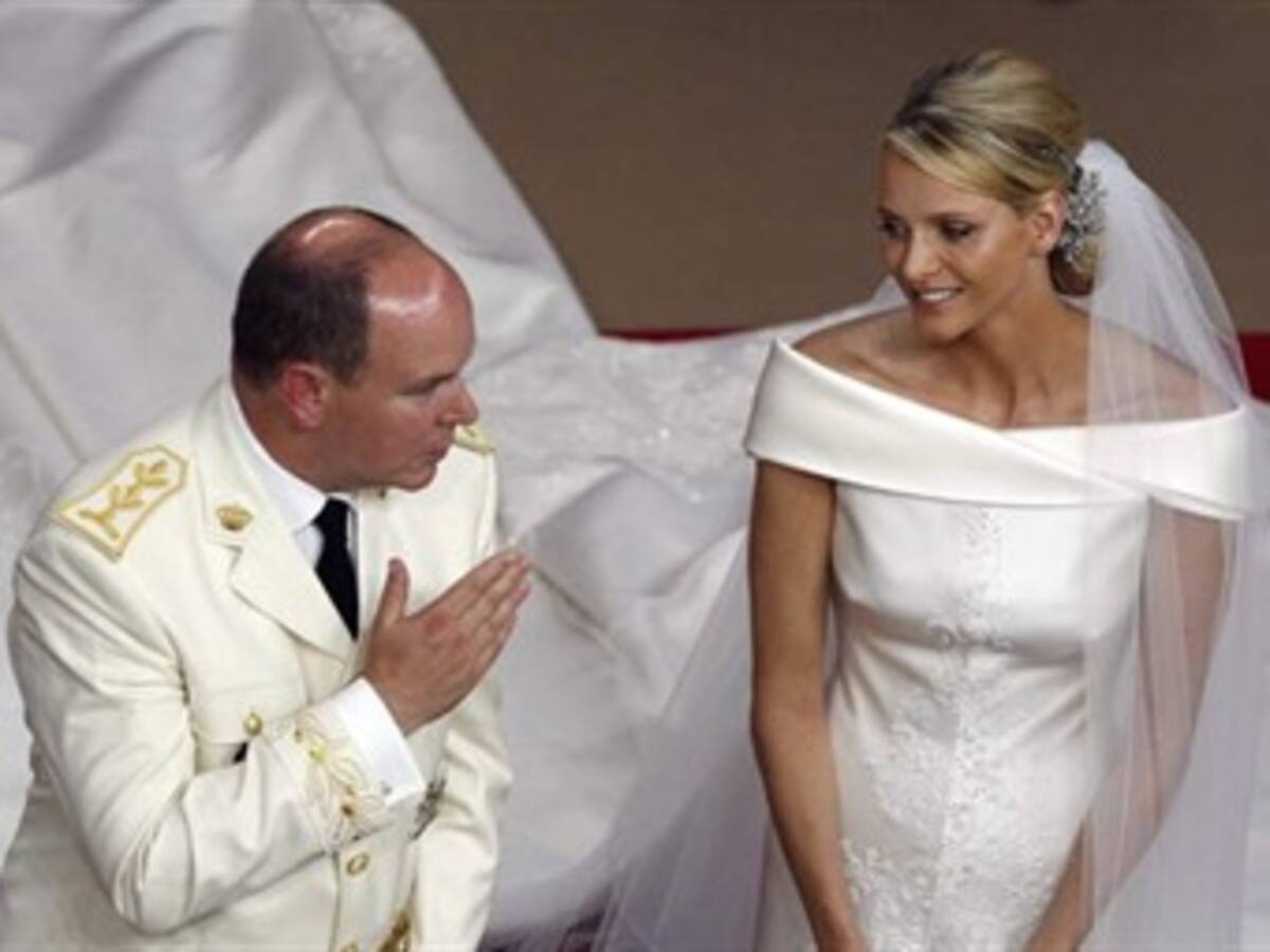 Baño popular y lágrimas de Charlene tras su boda religiosa con Alberto II