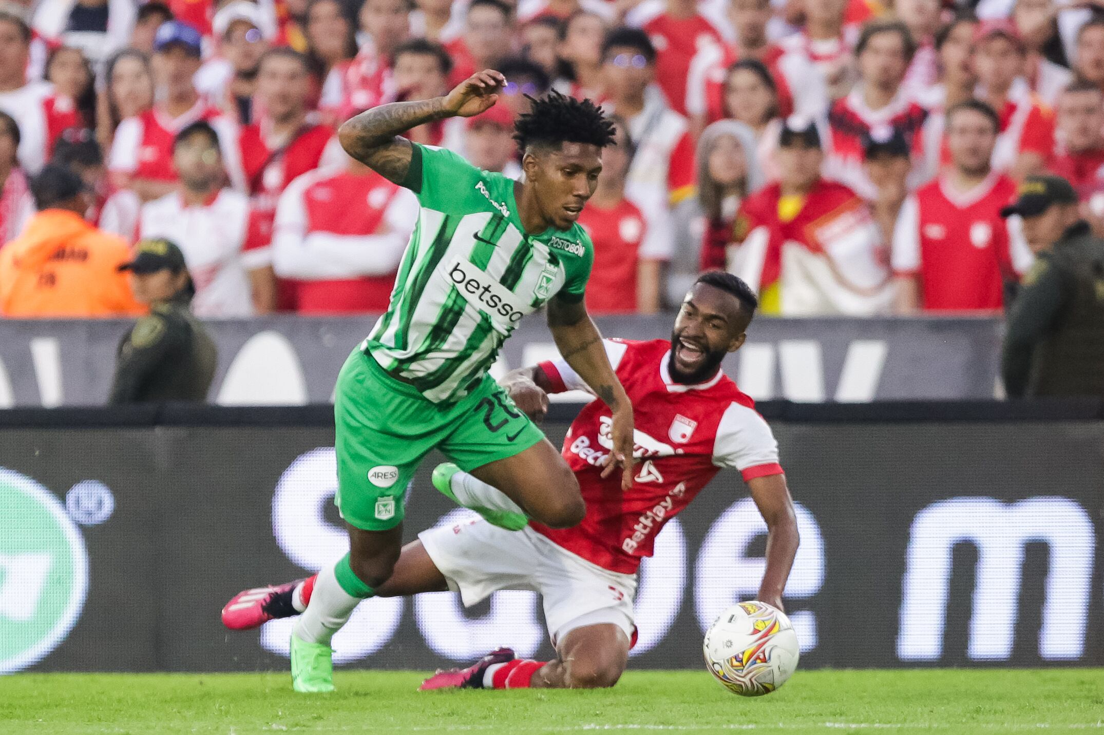 Duelo de Liga entre Independiente Santa Fe y Atlético Nacional en el estadio Nemesio Camacho El Campín. (Colprensa - Mariano Vimos)