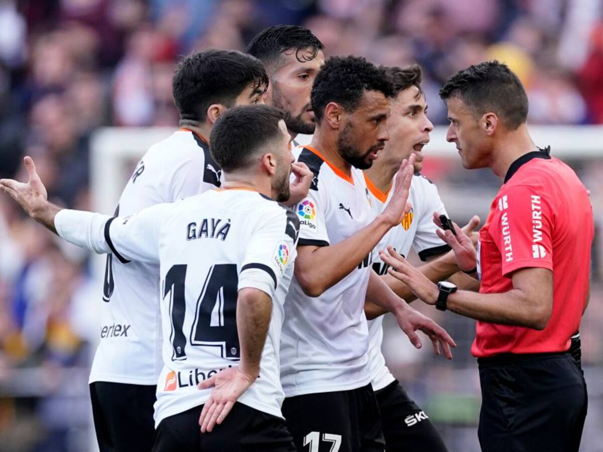 ¡Insolito! El VAR anuló gol, no dio falta y pidió repetir la jugada