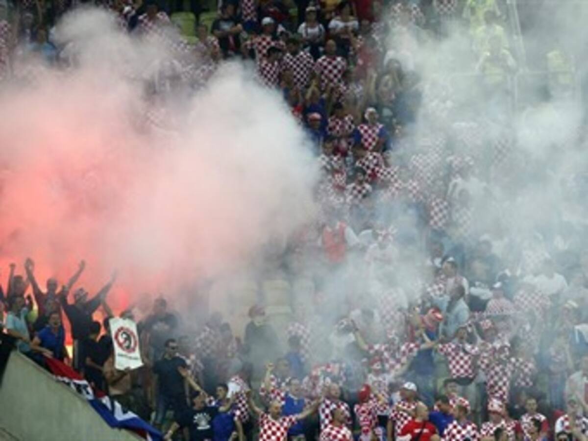 Uefa sigue multando por mala conducta de hinchas en Eurocopa