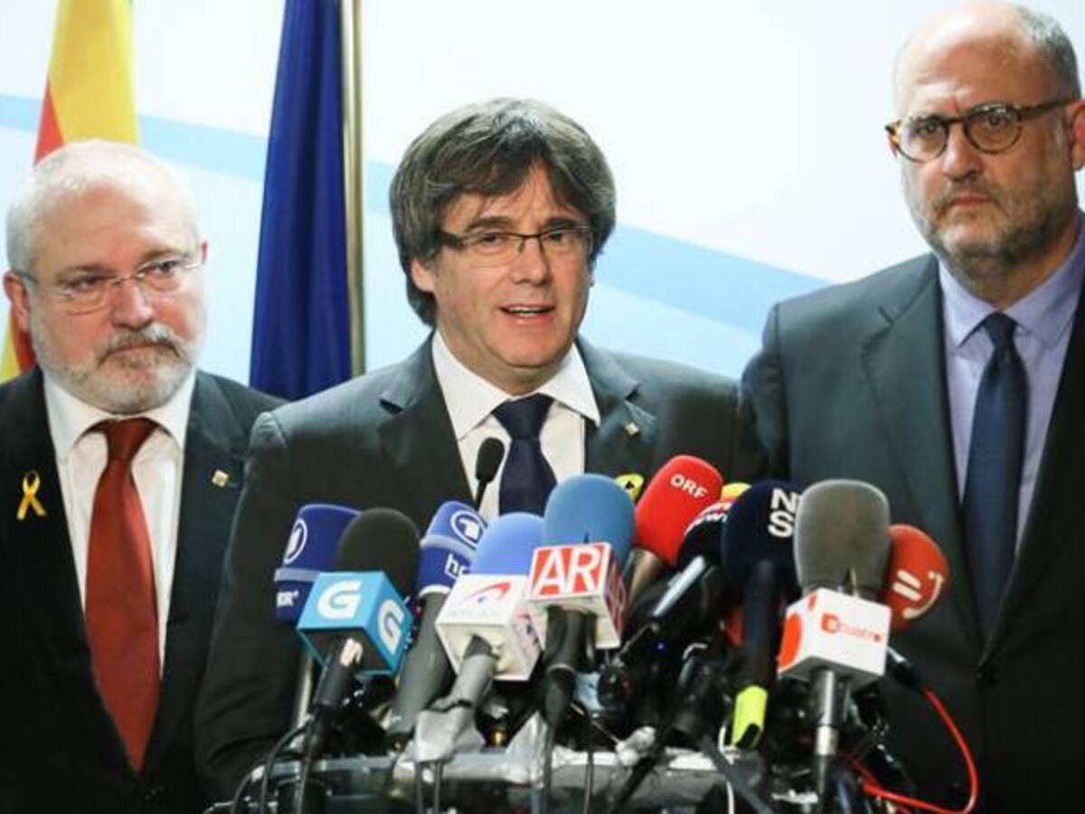 Líder catalán propone a Rajoy una reunión fuera de España