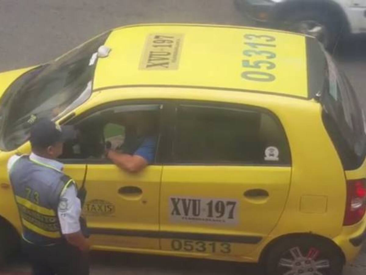Video: Taxista entrega plata a un agente de tránsito