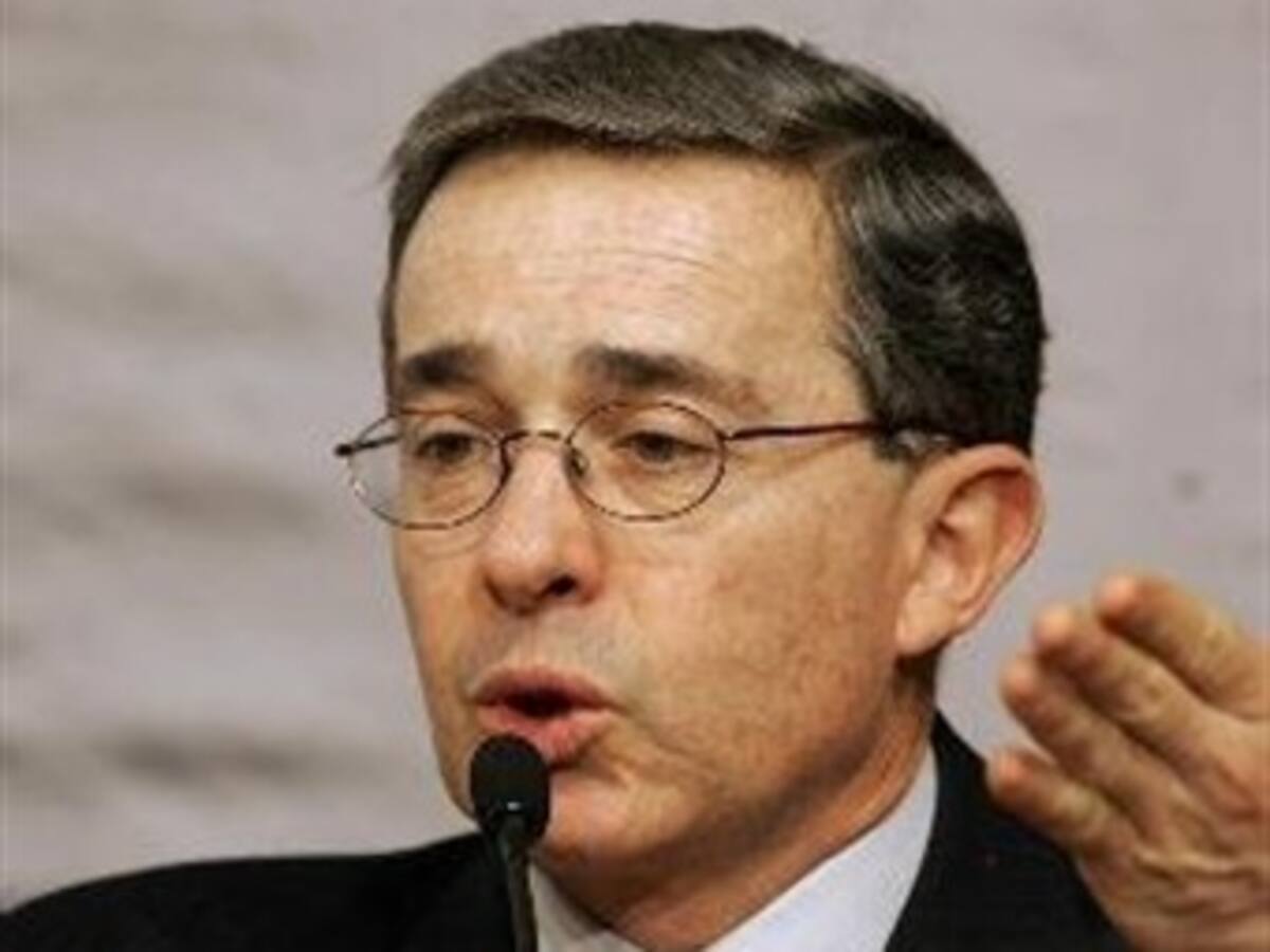 Uribe critica 'piruetas políticas' que quieren frenar el referendo reeleccionista