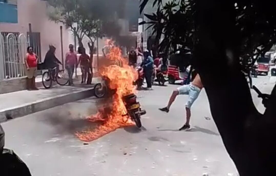 Momentos en que fue incinerada la motocicleta (tomada de internet)