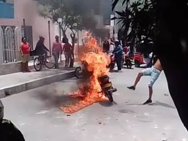 Momentos en que fue incinerada la motocicleta (tomada de internet)