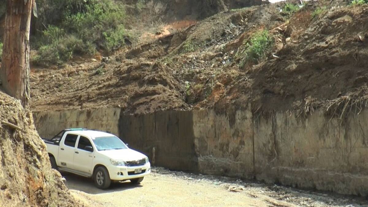 Vía en la vereda El Crucero,Calarcá, seguirá cerrada por riesgo de derrumbe