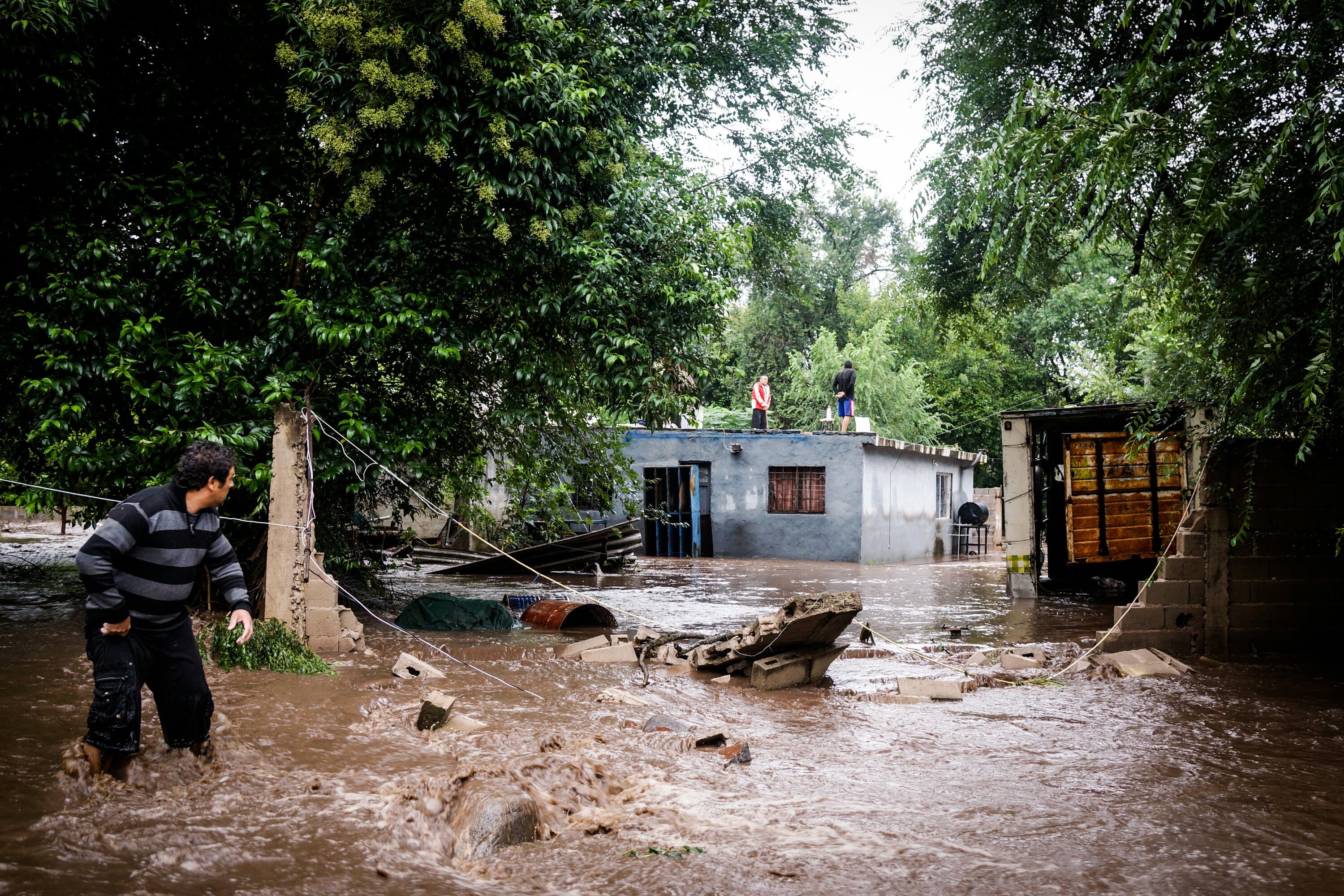 A medium group people losing their homes after the flooding of the river caused floods in the city of Mendiolanza province of Cordoba, Argentina on Sunday afternoon February 15, 2015. Imagen tomada de Getty Imagenes (Crédito: Andres A Ruffo / Colaborador)