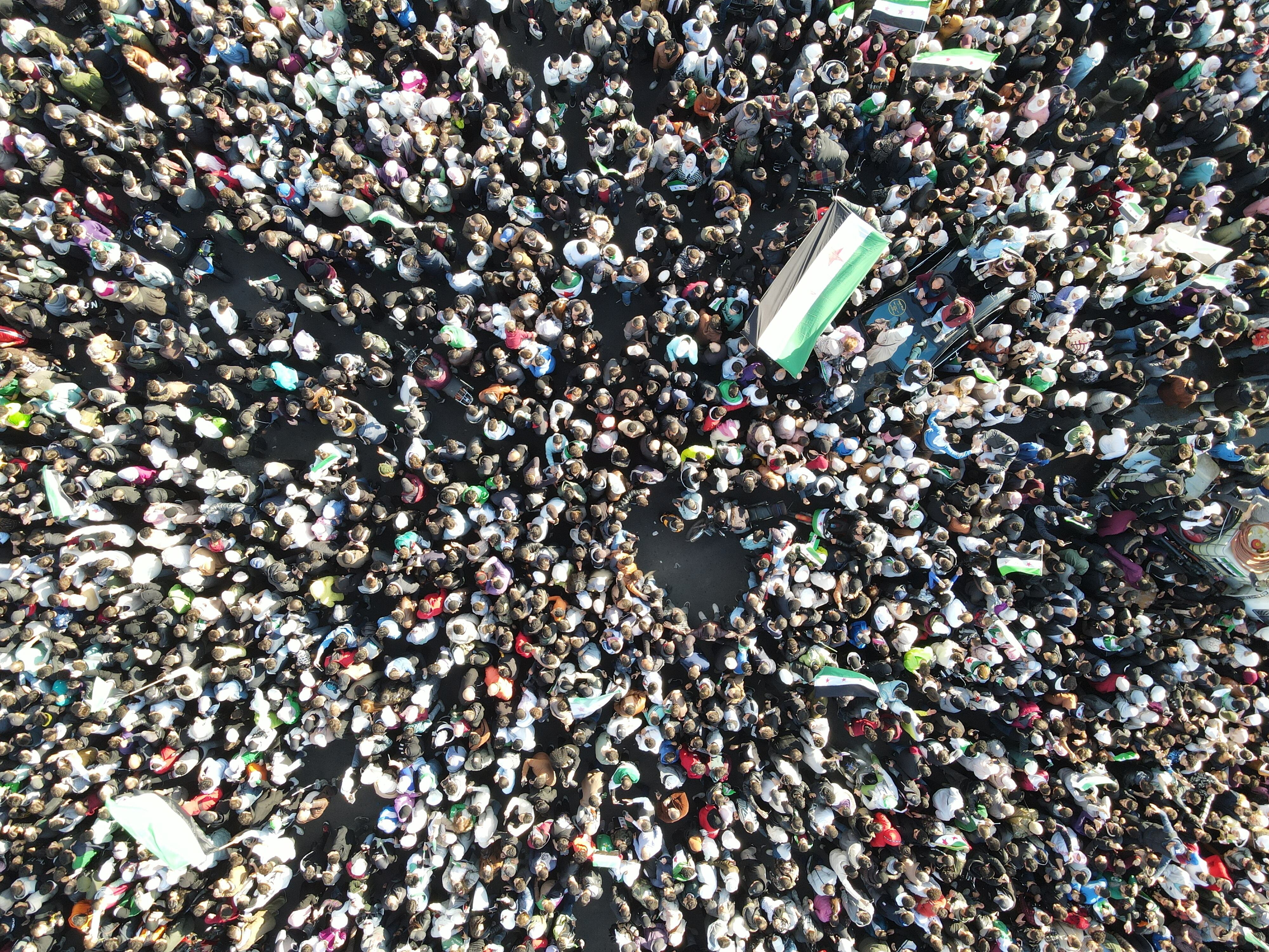 El pueblo sirio celebra la victoria de la oposición en Damasco. (Foto: EFE)