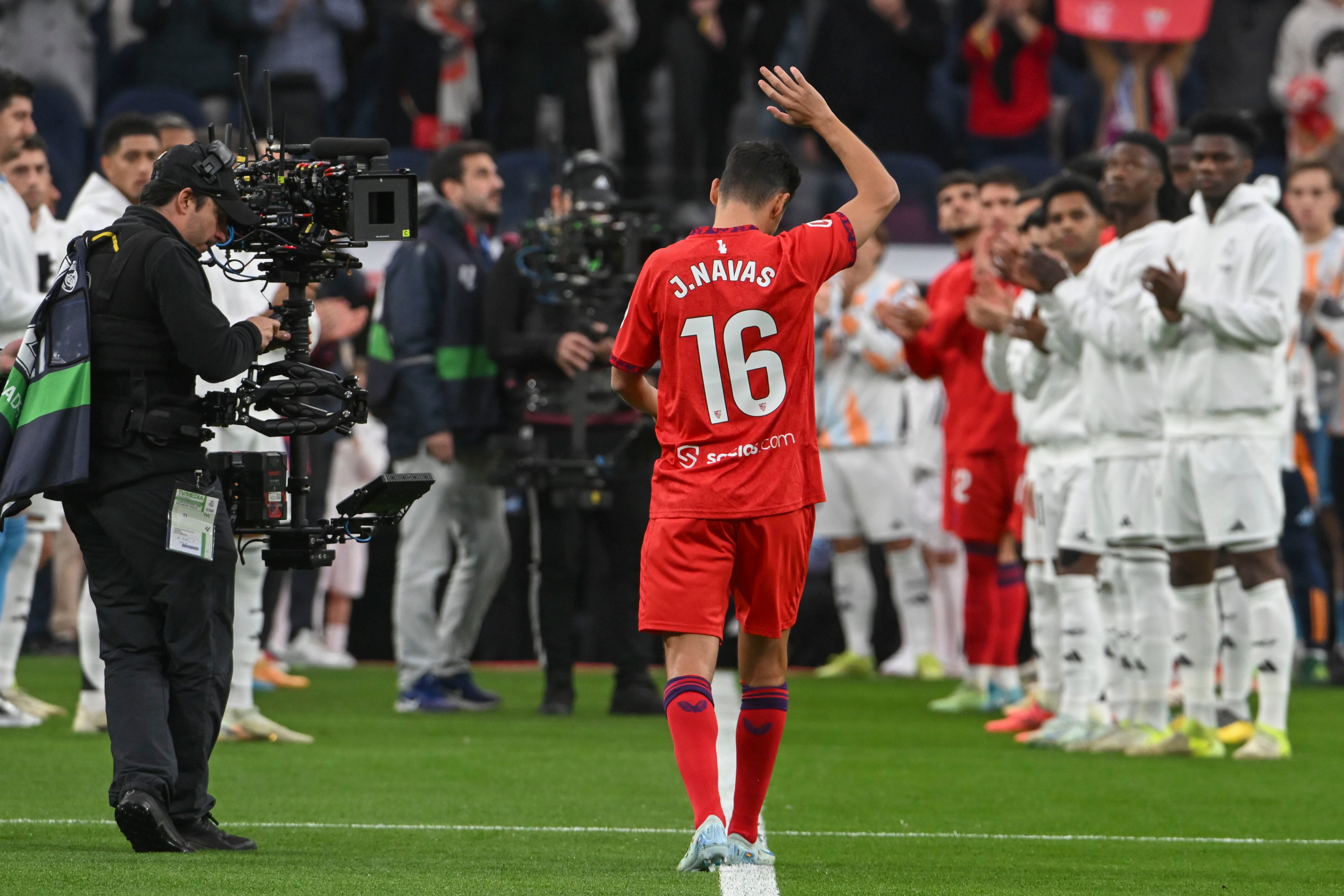-FOTODELDÍA- MADRID, 22/12/2024.- El defensa del Sevilla Jesús Navas recibe un homenaje en su último partido como futbolista profesional antes del encuentro de LaLiga entre el Real Madrid y el Sevilla, este domingo en el estadio Santiago Bernabéu. EFE/ Fernando Villar