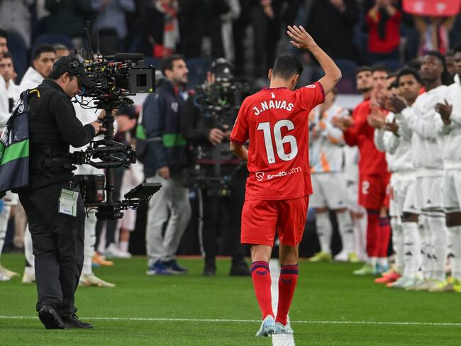 -FOTODELDÍA- MADRID, 22/12/2024.- El defensa del Sevilla Jesús Navas recibe un homenaje en su último partido como futbolista profesional antes del encuentro de LaLiga entre el Real Madrid y el Sevilla, este domingo en el estadio Santiago Bernabéu. EFE/ Fernando Villar