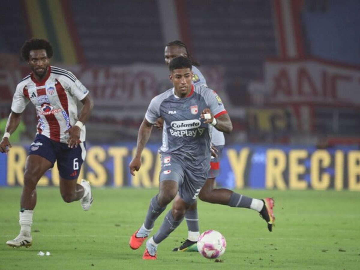 Santa Fe se quedó con un importante triunfo en Barranquilla y se mantiene con vida: Resumen y goles