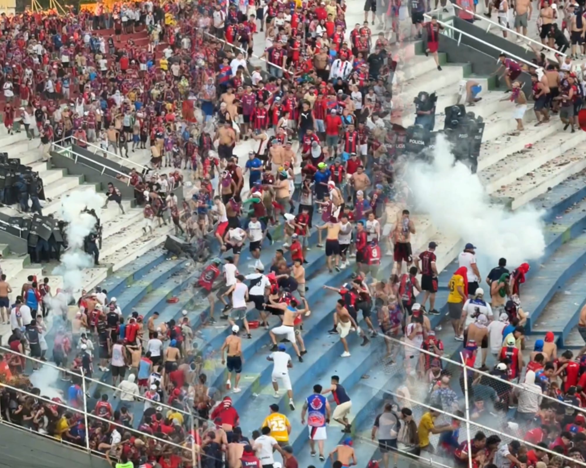 La policía confirmó que los choques en el estadio Defensores del Chaco fueron impulsados por hinchas del Cerro Porteño.
(Foto:    Cortesía / Caracol Radio