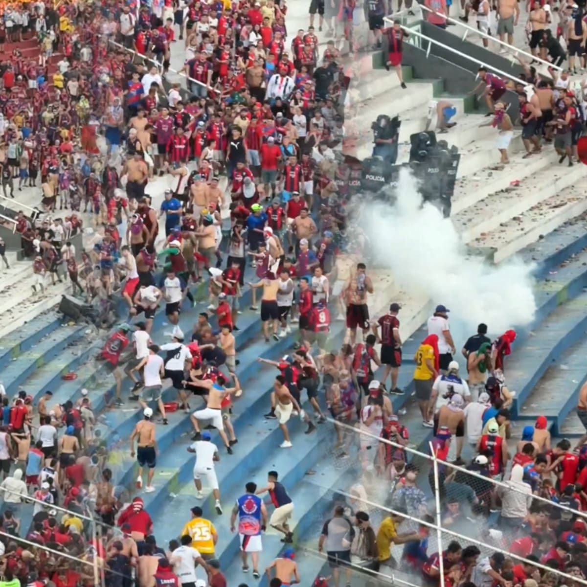 Disturbios en superclásico paraguayo dejan 56 heridos y 63 detenidos