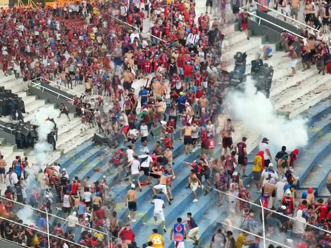 La policía confirmó que los choques en el estadio Defensores del Chaco fueron impulsados por hinchas del Cerro Porteño.
(Foto: Cortesía / Caracol Radio
